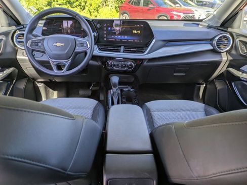 Used 2025 Chevrolet Trax LT w/ LT Convenience Package image 25