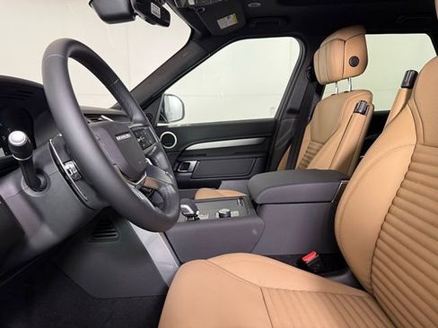 Certified 2025 Land Rover Discovery Dynamic SE image 12