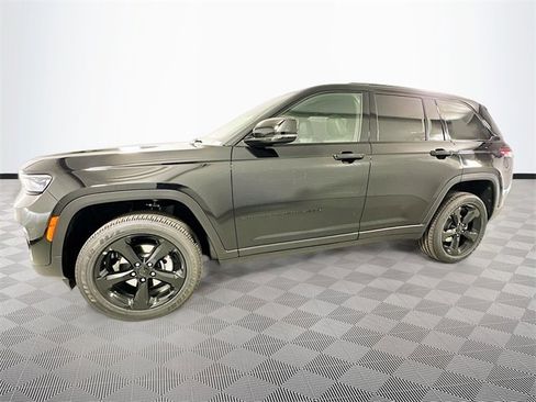 New 2025 Jeep Grand Cherokee Altitude image 23