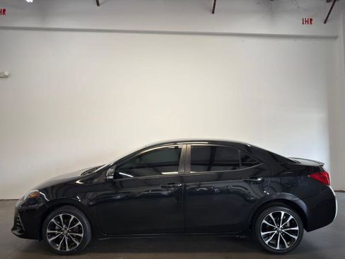 Used 2018 Toyota Corolla SE FWD image 3