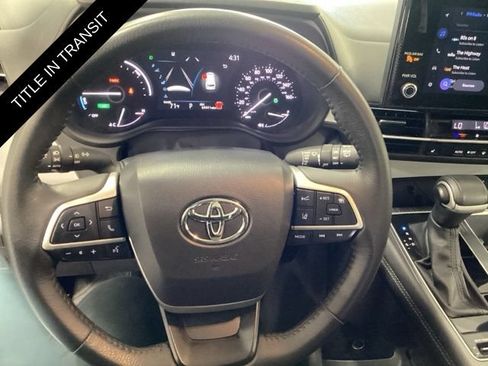 Used 2025 Toyota Sienna XLE FWD image 7