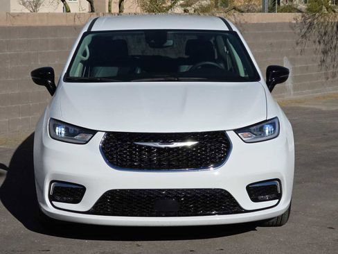 Certified 2024 Chrysler Pacifica Touring-L image 4