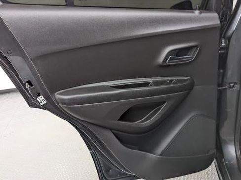 Used 2017 Chevrolet Trax LT w/ LT Convenience Package image 16