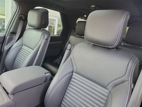 Certified 2024 Land Rover Discovery Dynamic SE image 26