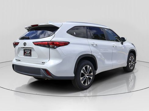 Used 2023 Toyota Highlander XLE FWD image 7