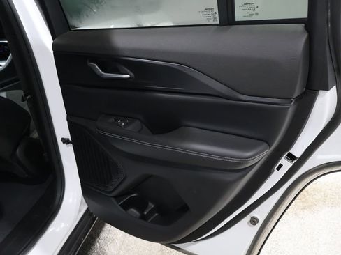 Used 2023 Jeep Grand Cherokee Altitude image 25