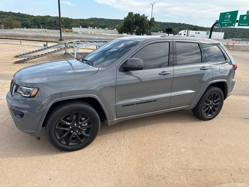 Used 2022 Jeep Grand Cherokee Laredo X AWD/4WD image 6