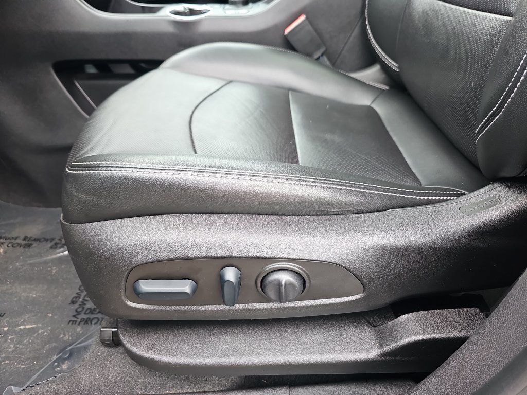 Used 2022 GMC Terrain SLT w/ Infotainment Package II FWD image 28