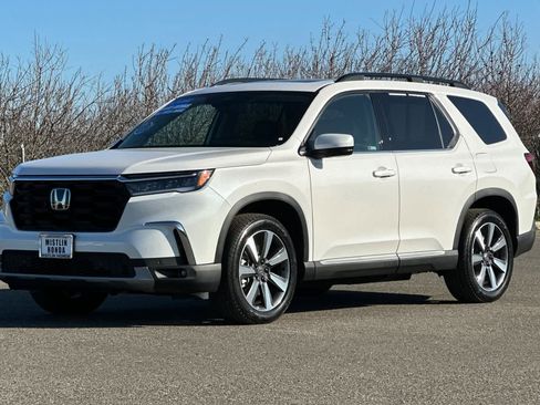 Certified 2025 Honda Pilot Touring image 8
