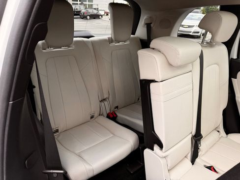 Used 2023 Mercedes-Benz GLB 250 w/ Premium Package image 25