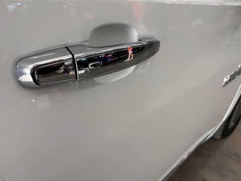 Used 2023 Chevrolet Traverse High Country AWD/4WD image 34