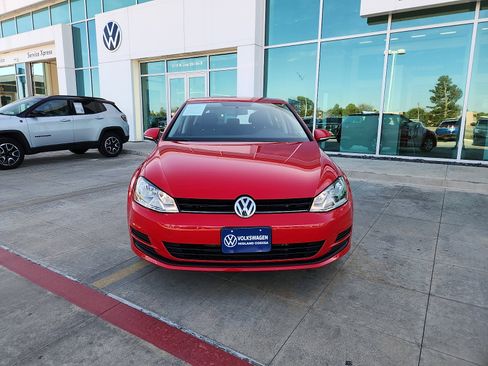 Used 2017 Volkswagen Golf S image 2