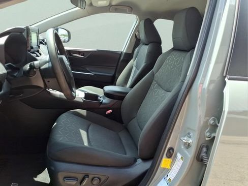 Used 2022 Toyota RAV4 XLE AWD/4WD image 12