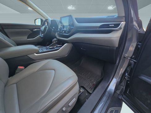 Used 2020 Toyota Highlander XLE image 26