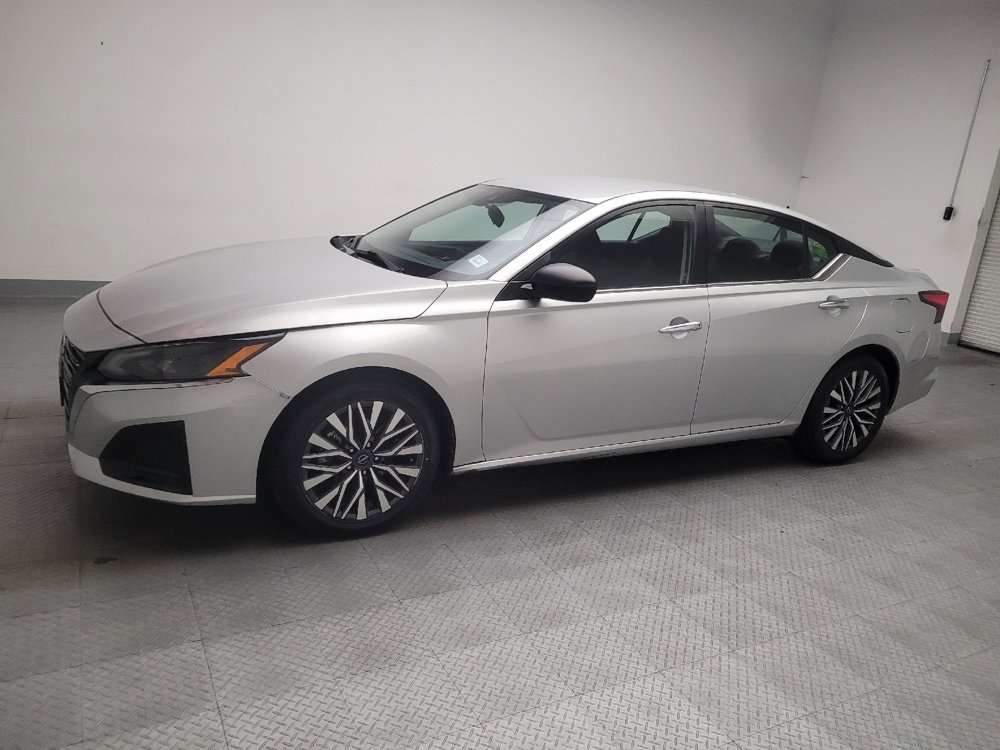 Used 2024 Nissan Altima 2.5 SV FWD image 2