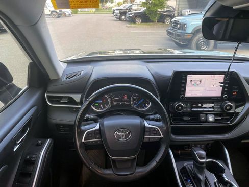 Used 2022 Toyota Highlander XLE AWD/4WD image 9