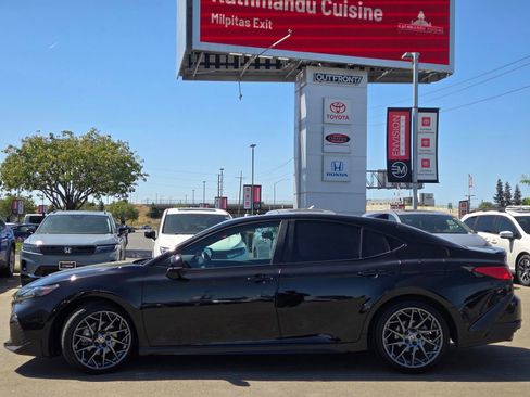 Used 2025 Toyota Camry SE FWD image 4