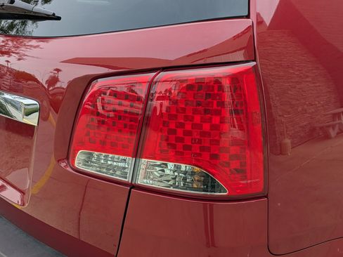 Used 2011 Kia Sorento LX w/ Convenience Pkg image 11