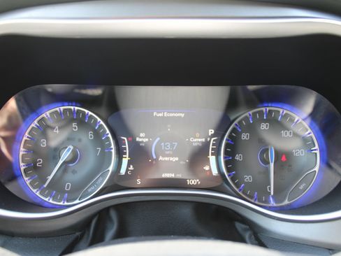 Used 2023 Chrysler Pacifica Touring-L FWD image 36