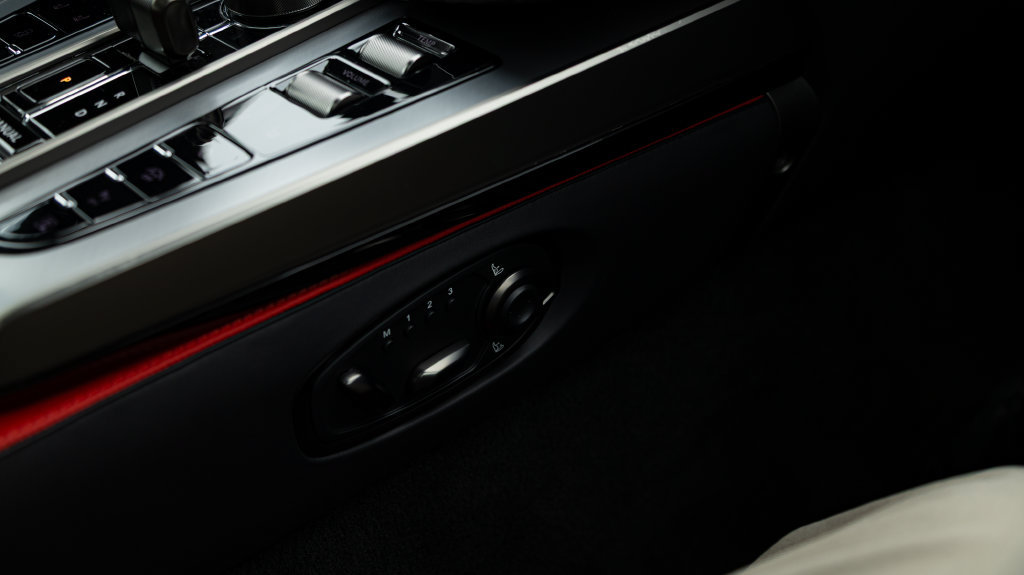 Used 2025 Aston Martin Vanquish RWD image 47