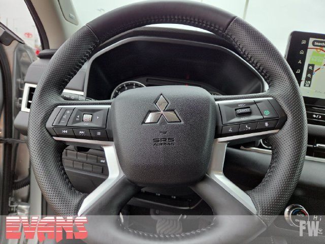 Used 2025 Mitsubishi Outlander AWD image 15