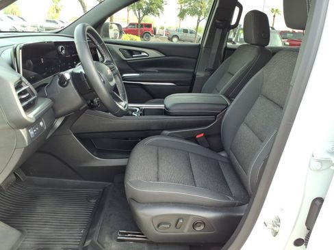 Used 2025 Chevrolet Traverse LT w/ Driver Confidence Package FWD image 12