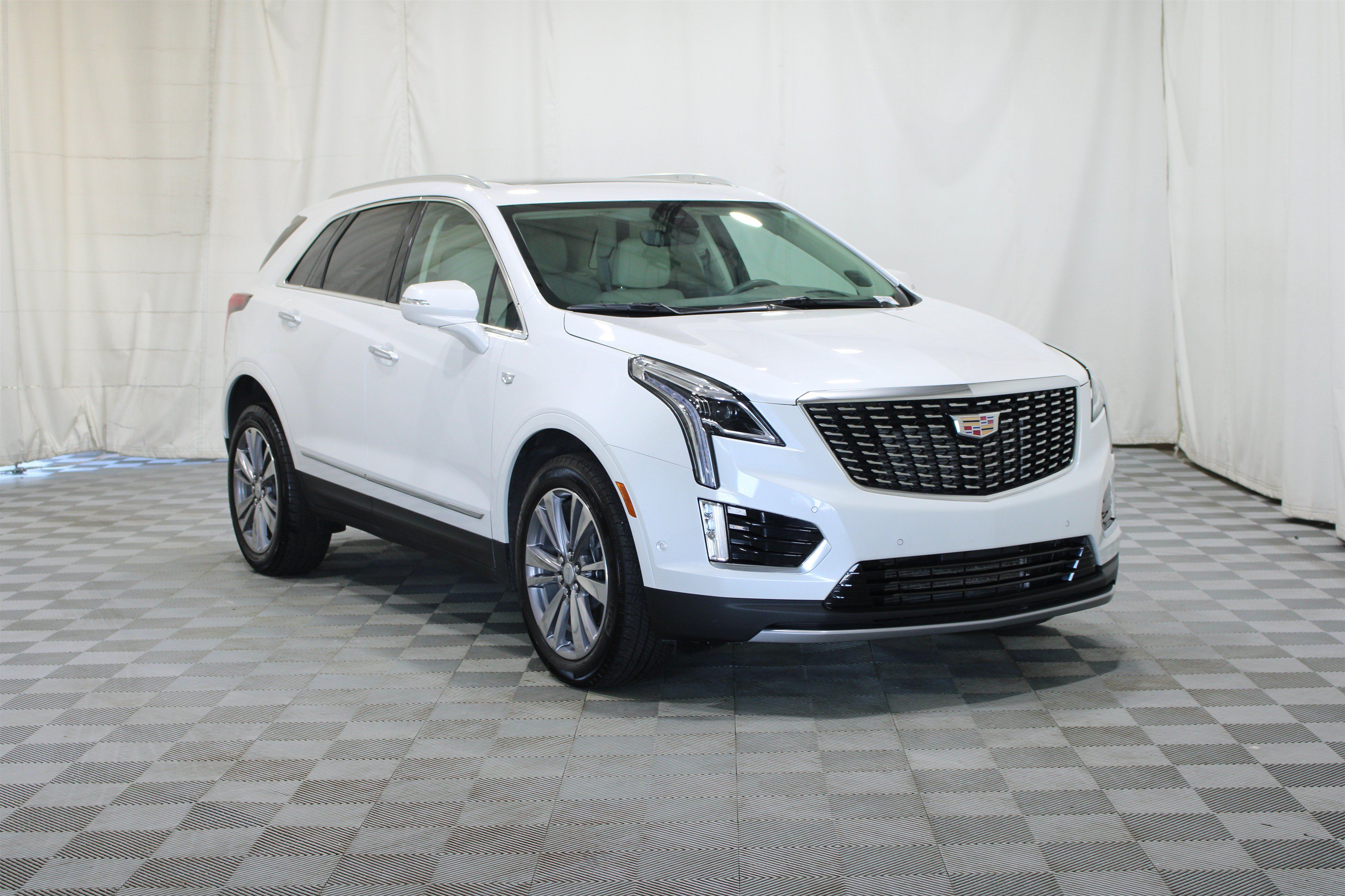 Used 2025 Cadillac XT5 Premium Luxury w/ Technology Package AWD/4WD image 1