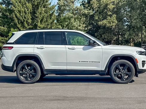 Used 2023 Jeep Grand Cherokee Altitude AWD/4WD image 3