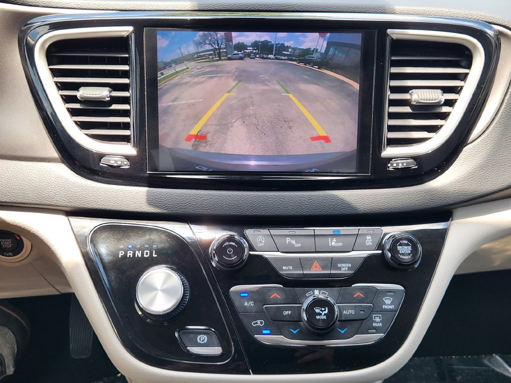 Used 2023 Chrysler Pacifica Touring-L FWD image 18