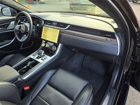 Used 2022 Jaguar XF R-Dynamic SE image 12