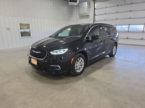 Used 2025 Chrysler Pacifica Select FWD image 4