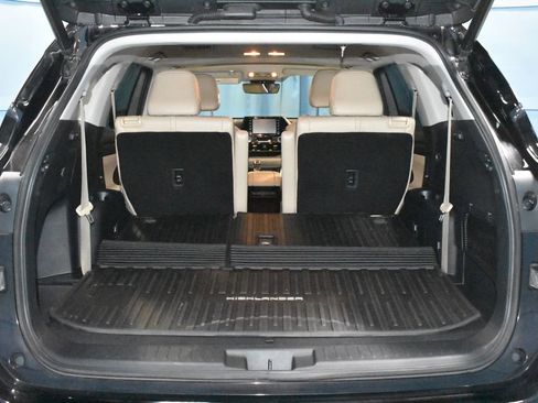 Used 2022 Toyota Highlander XLE AWD/4WD image 35