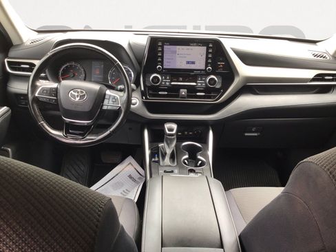 Used 2021 Toyota Highlander LE AWD/4WD image 3