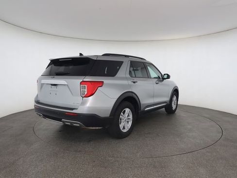 Used 2024 Ford Explorer XLT w/ Equipment Group 202A AWD/4WD image 18
