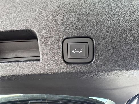 Used 2025 Chevrolet Traverse High Country FWD image 24