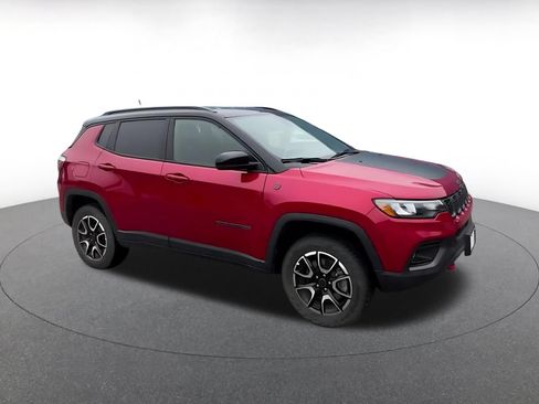 Used 2025 Jeep Compass Trailhawk AWD/4WD image 2