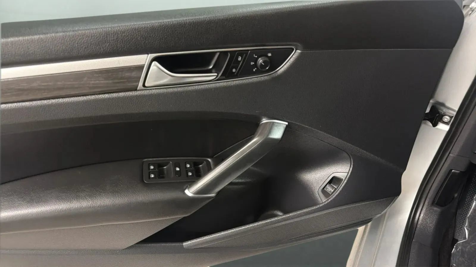 Used 2018 Volkswagen Passat 2.0T SE FWD image 17
