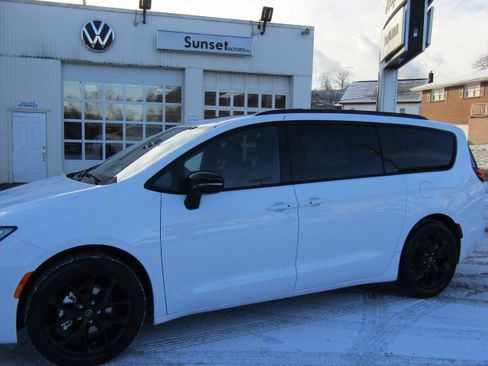 New 2026 Chrysler Pacifica Select image 2