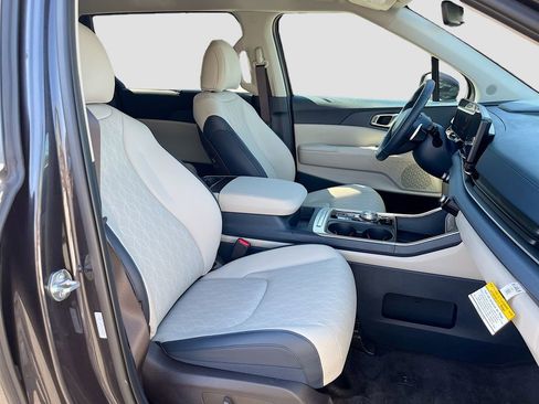 Certified 2025 Kia Carnival EX image 30