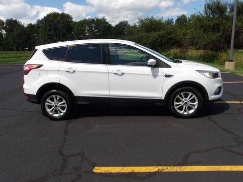 Used 2017 Ford Escape SE AWD/4WD image 2
