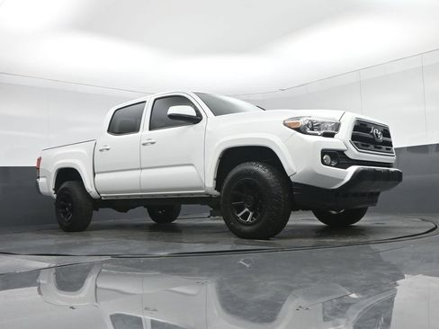 Used 2017 Toyota Tacoma SR5 w/ Tow Package image 50