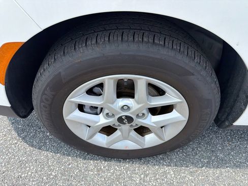 Used 2025 Kia Soul LX w/ LX Technology Package FWD image 12