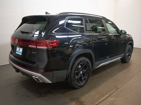 Used 2024 Volkswagen Atlas Peak Edition SE AWD/4WD image 4