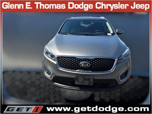 Used 2017 Kia Sorento AWD w/ LX Convenience Package image 2