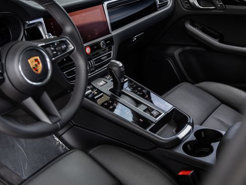 Certified 2026 Porsche Macan AWD/4WD image 28