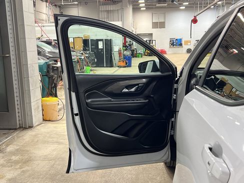 Used 2024 GMC Terrain SLE w/ Driver Convenience Package image 9