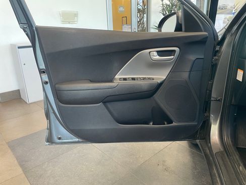 Used 2017 Kia Niro LX image 13