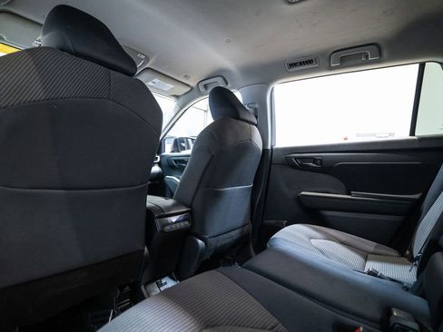 Used 2024 Toyota Highlander LE image 29