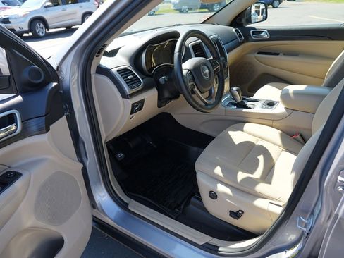 Used 2019 Jeep Grand Cherokee Laredo AWD/4WD image 13