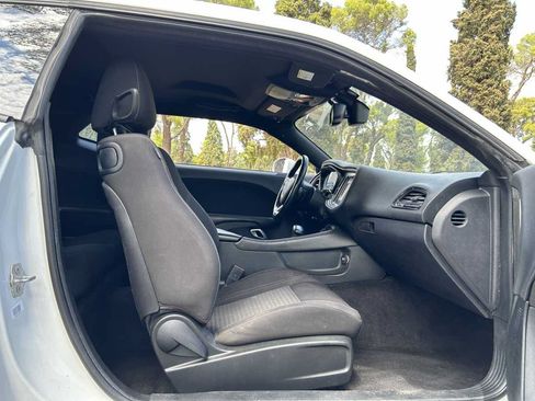 Used 2015 Dodge Challenger SXT w/ Driver Convenience Group RWD image 18